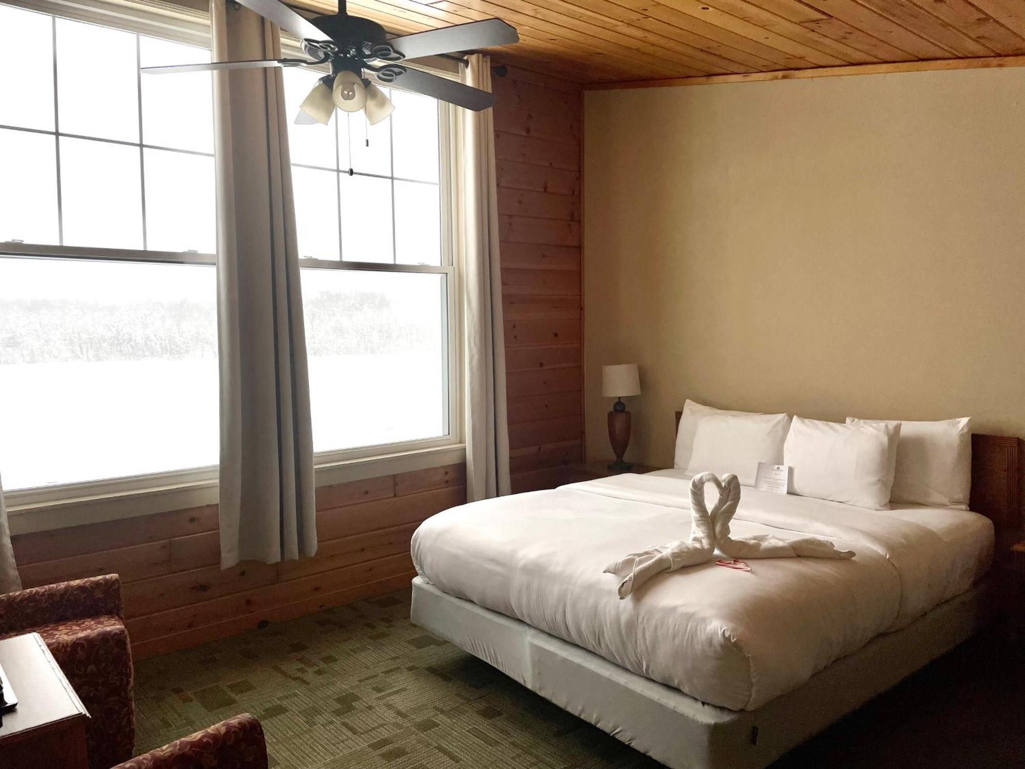 Hanging Horn Lakeside Resort Moose Lake Buitenkant foto